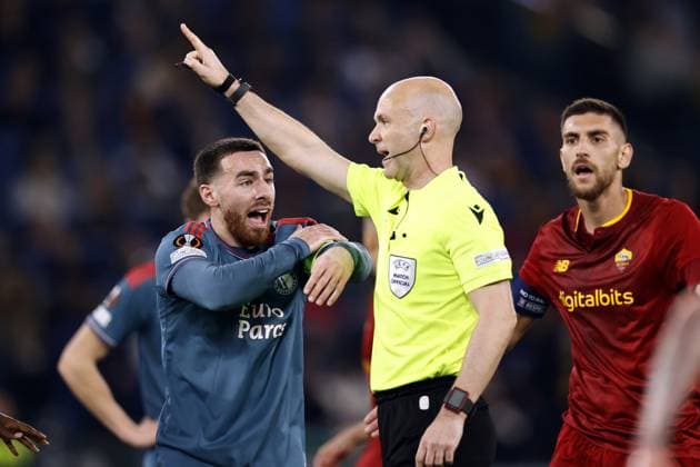 ROME - (lr) Orkun Kokcu of Feyenoord reacts, referee Anthony Taylor during the UEFA Europa League quarterfinal match between AS Roma and Feyenoord at Stadio Olimpico Rome on April 20, 2023 in Rome, Italy. ANP MAURICE VAN STONE UEFA Europa League Quarter-finals, 2nd leg 2022 2023 xVIxANPxSportx xxANPxIVx 467497458 originalFilename: 467497458.jpg