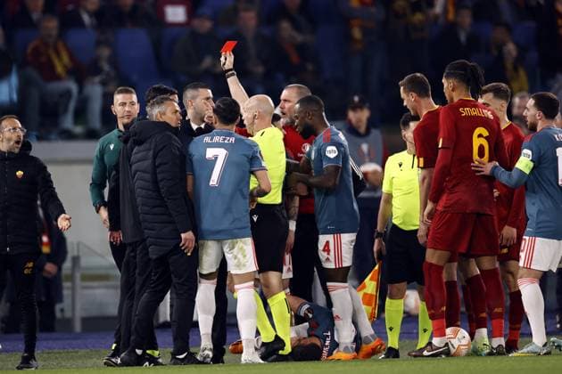 Sport Bilder des Tages ROME - (lr) Referee Anthony Taylor gives the red card to an assistant coach AS Roma during the UEFA Europa League quarterfinal match between AS Roma and Feyenoord at Stadio Olimpico Rome on April 20, 2023 in Rome, Italy. ANP MAURICE VAN STONE UEFA Europa League Quarter-finals, 2nd leg 2022 2023 xVIxANPxSportx xxANPxIVx 467498241 originalFilename: 467498241.jpg