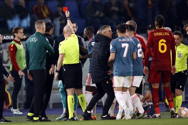 ROME - (lr) Referee Anthony Taylor gives the red card to an assistant coach AS Roma during the UEFA Europa League quarterfinal match between AS Roma and Feyenoord at Stadio Olimpico Rome on April 20, 2023 in Rome, Italy. ANP MAURICE VAN STONE UEFA Europa League Quarter-finals, 2nd leg 2022 2023 xVIxANPxSportx xxANPxIVx 467498302 originalFilename: 467498302.jpg