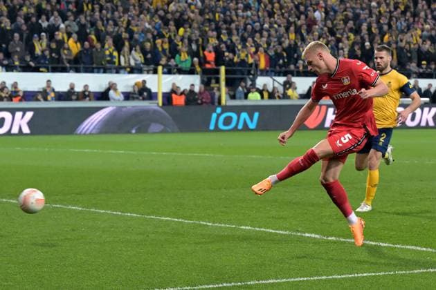 BRUSSELS - Mitchel Bakker of Bayer 04 Leverkusen scores during the UEFA Europa League quarterfinal match between Union Sint Gillis and Bayer 04 Leverkusen at Lotto Park stadium on April 20, 2023 in Brussels, Belgium. AP Dutch Height UEFA Europa Europa League - Quarter-final, 2nd Leg 2022 2023 xVIxANPxSportx xGerritxvanxKeulenxIVx 467498441 originalFilename: 467498441.jpg