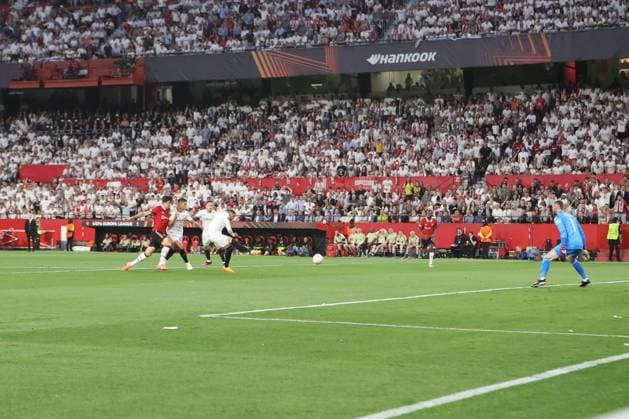 April 20, 2023, Sevilla, Spain: Sevilla, Spain, Ramon Sanchez Pizjuan stadium, April 20, 2023, Youssef En-Nesyri ( 15 - Sevilla FC) scores a goal during Sevilla FC vs Manchester United, ManU - football Europa League match. football Europa League match - Sevilla FC vs Manchester United, Sevilla, Spain - ZUMAl164 20230420_zsa_l164_125 Copyright: xNicolaxMastronardix