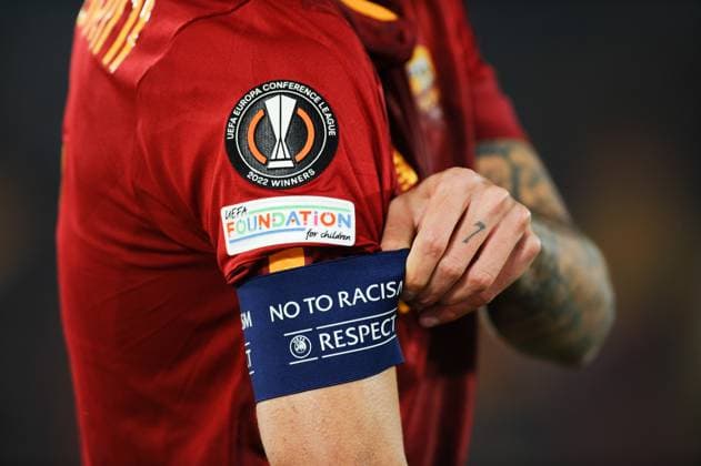IPP20230420 Football - soccer: UEFA Europa League 2022 2023, A.S. Roma - Feyenoord Rotterdam, Lorenzo Pellegrini sistema la fascia da capitano con la scritta No to racism Respect (Verwendung nur in Deutschland - GERMANY ONLY) *** IPP20230420 Football soccer UEFA Europa League 2022 2023, A S Roma Feyenoord Rotterdam, Lorenzo Pellegrini sistema la fascia da capitano con la scritta No to racism Respect use only in Germany GERMANY ONLY 
