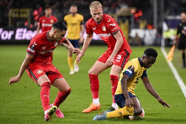 Union s Lazare Amani and Leverkusen s Mitchel Bakker fight for the ball during a soccer match between Belgian Royale Union Saint-Gilloise and German Bayer 04 Leverkusen, Thursday 20 April 2023 in Anderlecht, Brussels, the return leg of the quarterfinals of the UEFA Europa League competition. The first leg ended in a 1-1 draw. LAURIExDIEFFEMBACQ  x65502598x