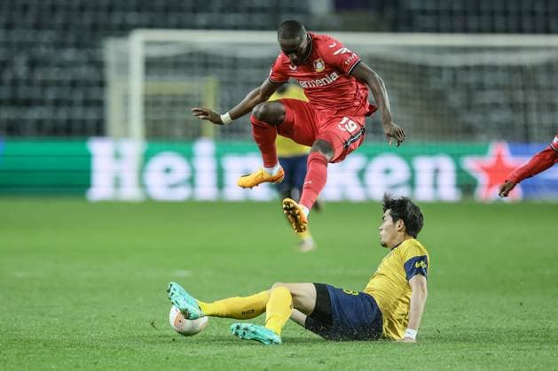 Leverkusen s Moussa Diaby and Union s Koki Machida fight for the ball during a soccer match between Belgian Royale Union Saint-Gilloise and German Bayer 04 Leverkusen, Thursday 20 April 2023 in Anderlecht, Brussels, the return leg of the quarterfinals of the UEFA Europa League competition. The first leg ended in a 1-1 draw. BRUNOxFAHY  x65503016x