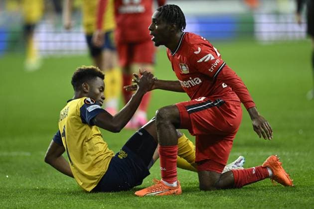 ANDERLECHT, BELGIUM - APRIL 20 : Frimpong Jeremie defender of Bayer Leverkusen shakes hands with Lazare Amani midfielder of Union St-Gilloise during the UEFA Europa League Quarter-finals, 2nd leg match between Union SG and Bayer Leverkusen at the Anderlecht stadium on April 20, 2023 in Anderlecht, Belgium, 20 04 2023 ( Union SG v Bayer Leverkusen - UEFA Europa League PhotoNews Panoramic 