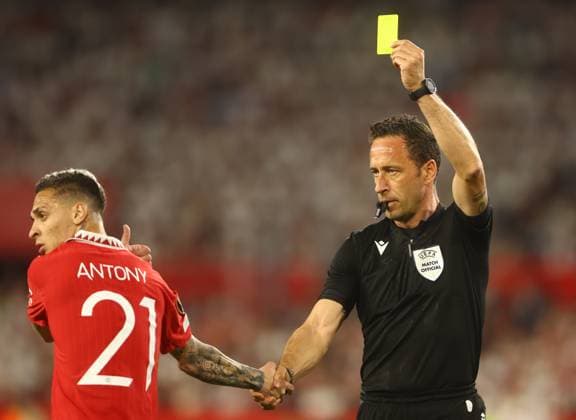 Mandatory Credit: Photo by Kieran McManus Shutterstock (13873490ba) Antony of Manchester United, ManU shakes hands with referee Artur Manuel Soares Dias as he is shown a yellow card Sevilla v Manchester United, UEFA Europa League, Quarter-Final, Second Leg, Football, Ramon Sanchez-Pizjuan Stadium, Seville, Spain - 20 Apr 2023 Sevilla v Manchester United, UEFA Europa League, Quarter-Final, Second Leg, Football, Ramon Sanchez-Pizjuan Stadium, Seville, Spain - 20 Apr 2023 Copyright: xKieranxMcManus Shutterstockx 13873490ba