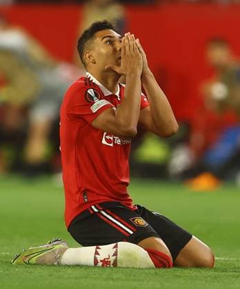 Mandatory Credit: Photo by Kieran McManus Shutterstock (13873490ay) Casemiro of Manchester United, ManU shows a look of dejection as he is shown a yellow card Sevilla v Manchester United, UEFA Europa League, Quarter-Final, Second Leg, Football, Ramon Sanchez-Pizjuan Stadium, Seville, Spain - 20 Apr 2023 Sevilla v Manchester United, UEFA Europa League, Quarter-Final, Second Leg, Football, Ramon Sanchez-Pizjuan Stadium, Seville, Spain - 20 Apr 2023 Copyright: xKieranxMcManus Shutterstockx 13873490ay