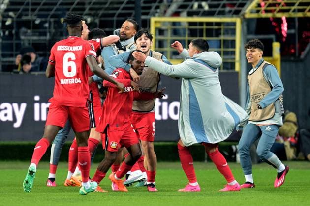 BRUSSELS - Jeremie Frimpong of Bayer 04 Leverkusen celebrates the 0-3 with his teammates during the UEFA Europa League quarterfinal match between Union Sint Gillis and Bayer 04 Leverkusen at Lotto Park stadium on April 20, 2023 in Brussels, Belgium. AP Dutch Height UEFA Europa Europa League - Quarter-final, 2nd Leg 2022 2023 xVIxANPxSportx xGerritxvanxKeulenxIVx 467501988 originalFilename: 467501988.jpg
