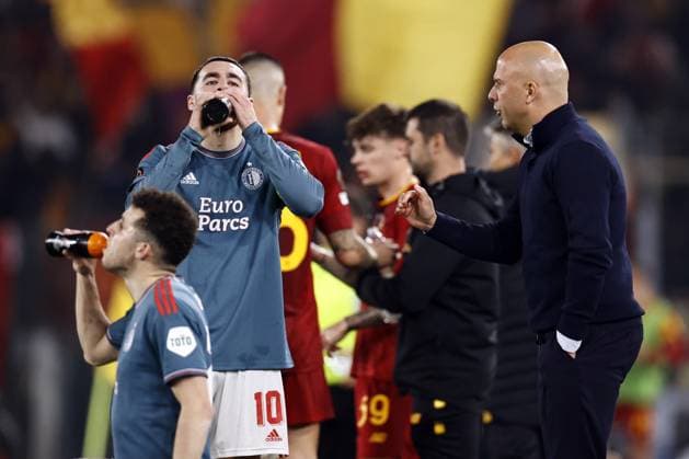 ROME - (lr) Orkun Kokcu of Feyenoord, Feyenoord coach Arne Slot during the UEFA Europa League quarterfinal match between AS Roma and Feyenoord at Stadio Olimpico Rome on April 20, 2023 in Rome, Italy. ANP MAURICE VAN STONE UEFA Europa League Quarter-finals, 2nd leg 2022 2023 xVIxANPxSportx xxANPxIVx 467502404 originalFilename: 467502404.jpg