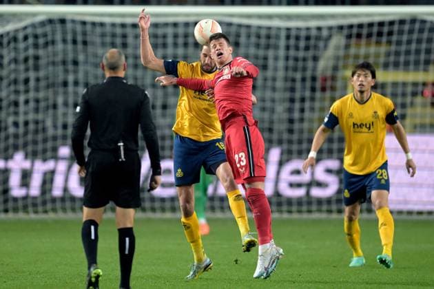 BRUSSELS - (lr) Yorbe Vertessen of Royale Union Saint-Gilloise, Adam Hlozek of Bayer 04 Leverkusen during the UEFA Europa League quarterfinal match between Union Sint Gillis and Bayer 04 Leverkusen at Lotto Park stadium on April 20, 2023 in Brussels, Belgium. AP Dutch Height UEFA Europa Europa League - Quarter-final, 2nd Leg 2022 2023 xVIxANPxSportx xGerritxvanxKeulenxIVx 467502549 originalFilename: 467502549.jpg