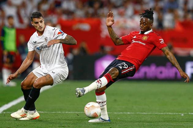 Mandatory Credit: Photo by Pressinphoto Shutterstock (13880830y) Aaron Wan-Bissaka of Manchester United, ManU and Erik Lamela of Sevilla FC Sevilla FC v Manchester United, UEFA Europa League, Quarter-Finals, second leg. Football, Ramon Sanchez Pizjuan Stadium, Sevilla, Spain - 20 April 2023 Editorial use only Sevilla FC v Manchester United, UEFA Europa League, Quarter-Finals, second leg. Football, Ramon Sanchez Pizjuan Stadium, Sevilla, Spain - 20 April 2023 Editorial use only Copyright: xPressinphoto Shutterstockx 13880830y