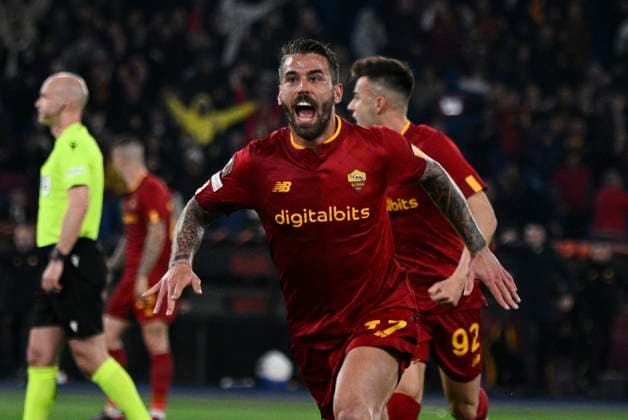 Foto Fabrizio Corradetti LaPresse 20 Aprile 2023 - Roma, Italia - calcio - Roma vs Feyenoord - Uefa Europa League 2022 2023 - Stadio Olimpico. Nella foto: Leonardo Spinazzola (AS Roma) esulta dopo il gol 1-0 Foto Fabrizio Corradetti LaPresse April 20, 2023 Rome, Italy - sport, soccer - Roma vs Feyenood - Uefa Europe League 2022 2023 - Olimpic Stadium. In the pic: Leonardo Spinazzola (AS Roma) celebrates after scoring the goal 1-0  Copyright: xFabrizioxCorradetti LaPressex