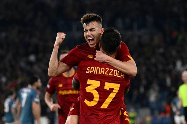 Foto Fabrizio Corradetti LaPresse 20 Aprile 2023 - Roma, Italia - calcio - Roma vs Feyenoord - Uefa Europa League 2022 2023 - Stadio Olimpico. Nella foto: Leonardo Spinazzola (AS Roma) Stephan El Shaarawy (AS Roma) esulta dopo il gol 1-0 Foto Fabrizio Corradetti LaPresse April 20, 2023 Rome, Italy - sport, soccer - Roma vs Feyenood - Uefa Europe League 2022 2023 - Olimpic Stadium. In the pic: Leonardo Spinazzola (AS Roma) Stephan El Shaarawy (AS Roma) celebrates after scoring the goal 1-0  Copyright: xFabrizioxCorradetti LaPressex