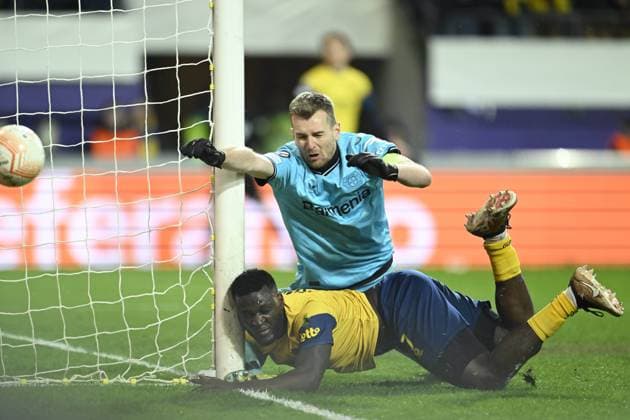 ANDERLECHT, BELGIUM - APRIL 20 : Boniface Victor forward of Union St-Gilloise is fighting for the ball with Hradecky Lukas goalkeeper of Bayer Leverkusen during the UEFA Europa League Quarter-finals, 2nd leg match between Union SG and Bayer Leverkusen at the Anderlecht stadium on April 20, 2023 in Anderlecht, Belgium, 20 04 2023 ( Union SG v Bayer Leverkusen - UEFA Europa League PhotoNews Panoramic 
