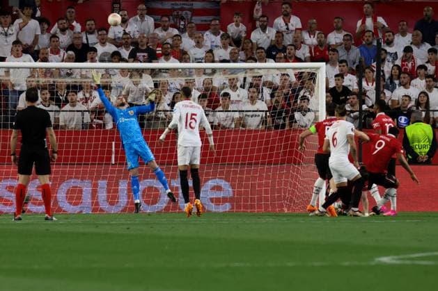 football Europa League match - Sevilla FC vs Manchester United, ManU Loic Bade ( 44 - Sevilla FC) scores a goal with an headshot during Sevilla FC vs Manchester United, football Europa League match in Sevilla, Spain, April 20 2023 Sevilla Ramon Sanchez Pizjuan stadium Spain Copyright: xNicolaxMastronardix xLiveMediax LPS_907298