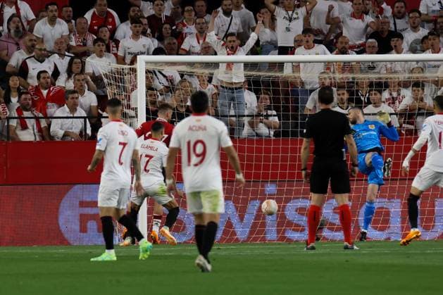 football Europa League match - Sevilla FC vs Manchester United, ManU David de Gea ( 1 - Manchester United) look the ball going in the net during Sevilla FC vs Manchester United, football Europa League match in Sevilla, Spain, April 20 2023 Sevilla Ramon Sanchez Pizjuan stadium Spain Copyright: xNicolaxMastronardix xLiveMediax LPS_907299