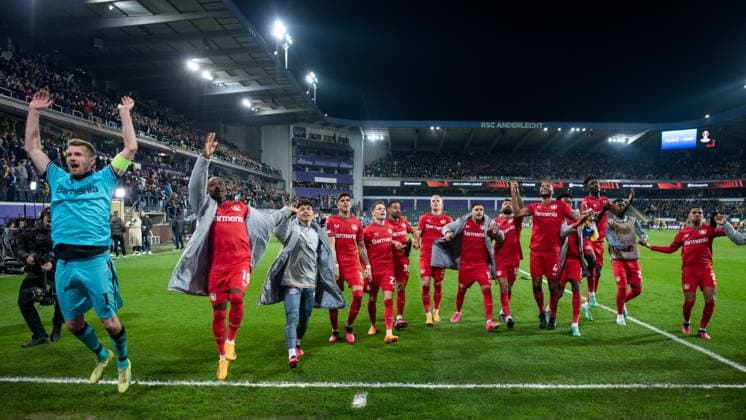 Lukas Hradecky Bayer 04 Leverkusen, 01 , Moussa Diaby Bayer 04 Leverkusen, 19 , Piero Hincapie Bayer 04 Leverkusen, 03 , Florian Wirtz Bayer 04 Leverkusen, 27 , Karim Bellarabi Bayer 04 Leverkusen, 38 , Mitchel Bakker Bayer 04 Leverkusen, 05 , Kerem Demirbay Bayer 04 Leverkusen, 10 , Jonathan Tah Bayer 04 Leverkusen, 04 , Odilon Kossounou Bayer 04 Leverkusen, 06 and team cheer victory, BEL, Royal Union Saint Gilloise vs Bayer 04 Leverkusen, football UEFA Europa League, quarterfinal second leg, season 2022 2023, 20 04 2023 BEL, Royal Union Saint Gilloise vs Bayer 04 Leverkusen, football UEFA Europa League, quarterfinal second leg, season 2022 2023, 20 04 2023 Anderlecht Copyright: xEibner-Pressefoto Memmlerx EP_MMR