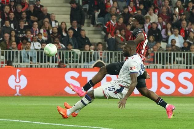 Fußball, ECL, OGC Nizza - FC Basel Terem Moffi (OGC Nice) - Kasim Adams Nuhu (FC Bale) FOOTBALL : OGC Nice vs FC Bale - Quart de finale retour de Ligue Europa ConfÃ rence - Nice - 20 04 2023 NorbertScanella Panoramic 