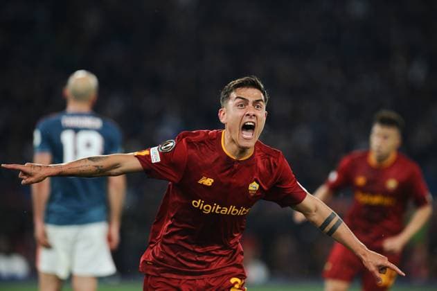 Sport Bilder des Tages IPP20230420 Football - soccer: UEFA Europa League 2022 2023, A.S. Roma - Feyenoord Rotterdam, Paulo Dybala esulta dopo il suo gol del 2 a 1 (Verwendung nur in Deutschland - GERMANY ONLY) *** IPP20230420 Football soccer UEFA Europa League 2022 2023, A S Roma Feyenoord Rotterdam, Paulo Dybala esulta dopo il suo gol del 2 a 1 Use only in Germany GERMANY ONLY 