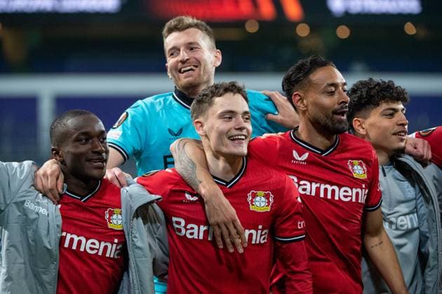 Moussa Diaby Bayer 04 Leverkusen, 19 , Florian Wirtz Bayer 04 Leverkusen, 27 , Karim Bellarabi Bayer 04 Leverkusen, 38 , Lukas Hradecky Bayer 04 Leverkusen, 01 cheer victory and celebrate with fans, BEL, Royal Union Saint Gilloise vs Bayer 04 Leverkusen, Football UEFA Europa League, quarterfinal second leg, season 2022 2023, 20 04 2023 BEL, Royal Union Saint Gilloise vs Bayer 04 Leverkusen, Football UEFA Europa League, quarterfinal second leg, season 2022 2023, 20 04 2023 Anderlecht Copyright: xEibner-Pressefoto Memmlerx EP_MMR