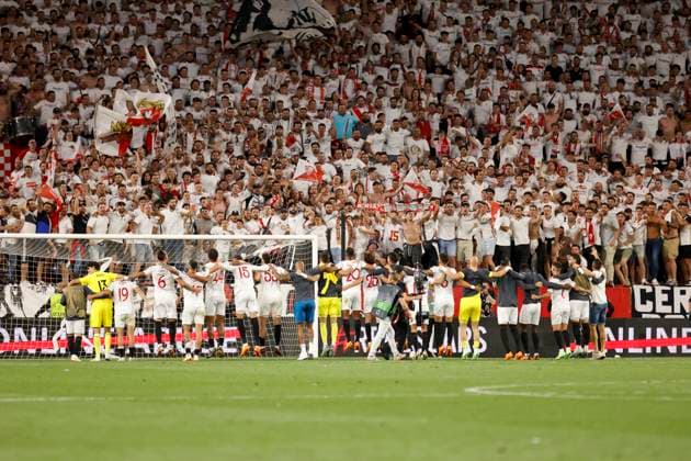 April 20, 2023, Seville, Spain: Players of Sevilla celebrate their victory after the Europa League Quarter-finals (2nd leg) soccer match between Sevilla FC and Manchester United, ManU at the Ramon Sanchez Pizjuan Stadium Seville Spain - ZUMAa142 20230420_zap_a142_014 Copyright: xDanielxGonzalezxAcunax