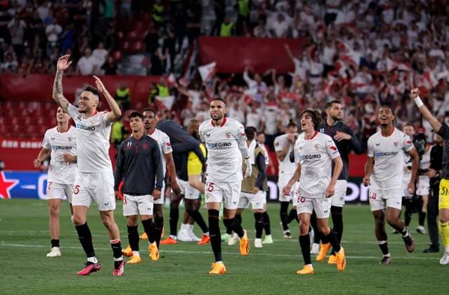 April 20, 2023, Seville, Spain UEFA Europa League Quarter finals 2nd leg soccer match between Sevilla FC and Manchester United at the Ramon Sanchez Pizjuan Stadium Sevilla players celebrate win with fans 20 04 2023 SEVILLE UEL QUARTER FINALS ESTADIO SANCHEZ PIZJUAN SEVILLA FC MANCHESTER UNITED 900 Cordon Press  900 CordonxPress LOF - Sevilla FC vs Manchester United