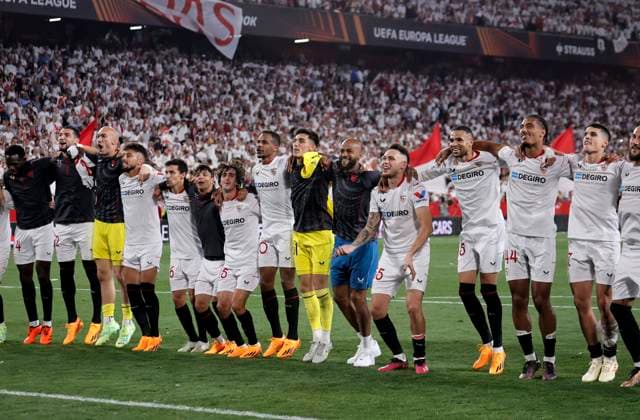 April 20, 2023, Seville, Spain UEFA Europa League Quarter finals 2nd leg soccer match between Sevilla FC and Manchester United at the Ramon Sanchez Pizjuan Stadium Sevilla players celebrate win with fans 20 04 2023 SEVILLE UEL QUARTER FINALS ESTADIO SANCHEZ PIZJUAN SEVILLA FC MANCHESTER UNITED 900 Cordon Press  900 CordonxPress LOF - Sevilla FC vs Manchester United