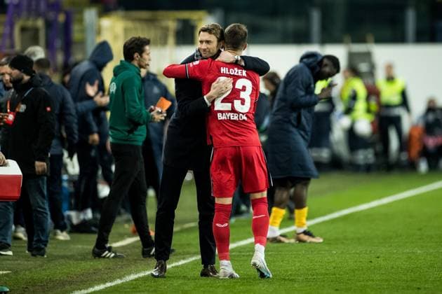 UEFA Europa League quarterfinals Royale Union Saint Gilloise Bayer 04 Leverkusen Simon Rolfes Director Sport Bayer 04 Leverkusen hugs Adam Hlozek Bayer 04 Leverkusen, 23 after the victory UEFA Europa League quarterfinals Royale Union Saint Gilloise Bayer 04 Leverkusen, Brussels, Anderlecht Stadium Copyright: xBEAUTIFULxSPORTS Wunderlx