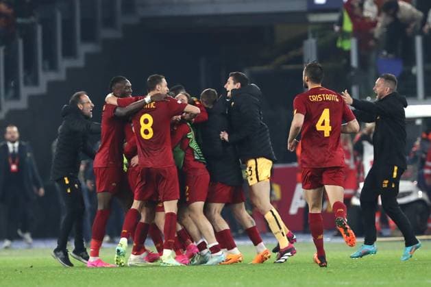 Rome, Italy 20.04.2023: Lorenzo Pellegrini of Roma score the goal and celebrate with the team in the Uefa Europa League 2023 football match, quarter finals, AS Roma vs Feyenoord at Olympic stadium in Rome, Italy.  Copyright: xmarcoxiacobuccix xipa-agency.netx xmarcoxiacobuccix 0 IPA_IPA37437110