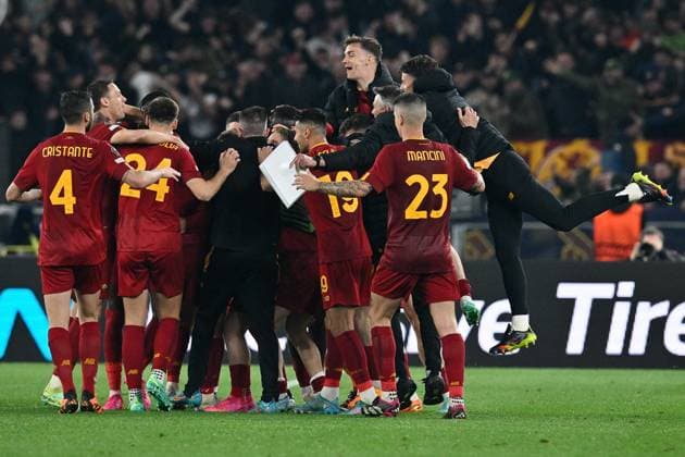 IPP20230420 Football - soccer: UEFA Europa League 2022 2023, A.S. Roma - Feyenoord Rotterdam, i calciatori della Roma esultano dopo il gol del 4-1 (Verwendung nur in Deutschland - GERMANY ONLY) *** IPP20230420 Football soccer UEFA Europa League 2022 2023, A S Roma Feyenoord Rotterdam, i calciatori della Roma esultano dopo il gol del 4 1 Use only in Germany GERMANY ONLY 