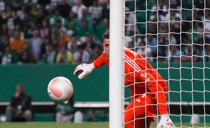 April 20, 2023, Lisbon, Lisbon, Portugal: Goalkeeper WOJCIECH SZCZÄËœSNY, of Juventus Torino, is relieved to see the ball going wide during the 2023 UEFA Europa League second leg quarter-final match between Sporting CP and Juventus Torino at Joso Alvalade Stadium. Lisbon Portugal - ZUMAf151 20230420_zsp_f151_091 Copyright: xAlexandraxFechetex