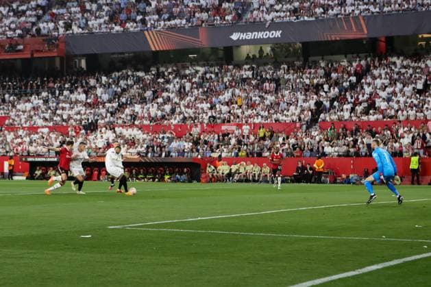 football Europa League match - Sevilla FC vs Manchester United, ManU Youssef En-Nesyri ( 15 - Sevilla FC) scores a goal during Sevilla FC vs Manchester United, football Europa League match in Sevilla, Spain, April 20 2023 Sevilla Ramon Sanchez Pizjuan stadium Spain Copyright: xNicolaxMastronardix xLiveMediax LPS_907448