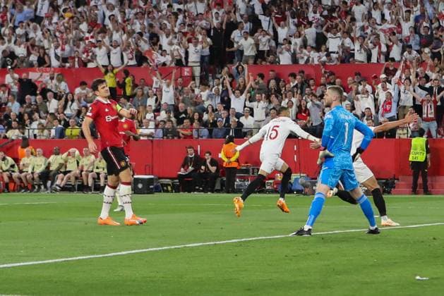 football Europa League match - Sevilla FC vs Manchester United, ManU Youssef En-Nesyri ( 15 - Sevilla FC) celebrates his goal under disappointment of Harry Maguire ( 5 - Manchester United) and David de Gea ( 1 - Manchester United) during Sevilla FC vs Manchester United, football Europa League match in Sevilla, Spain, April 20 2023 Sevilla Ramon Sanchez Pizjuan stadium Spain Copyright: xNicolaxMastronardix xLiveMediax LPS_907449