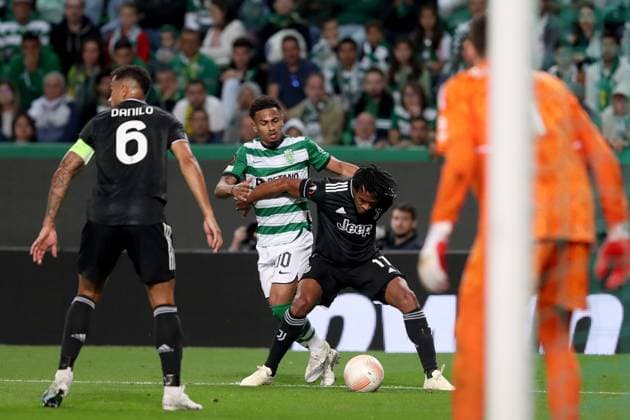 (230421) -- LISBON, April 21, 2023 -- Juan Cuadrado (2nd R) of Juventus vies with Marcus Edwards (2nd L) of Sporting CP during the UEFA Europa League quarterfinal second leg match between Sporting CP and Juventus FC at Alvalade stadium in Lisbon, Portugal, on April 20, 2023. (Photo by Pedro Fiuza Xinhua) (SP)PORTUGAL-LISBON-FOOTBALL-UEFA EUROPA LEAGUE-SPORTING CP VS JUVENTUS PetroxFiuza 