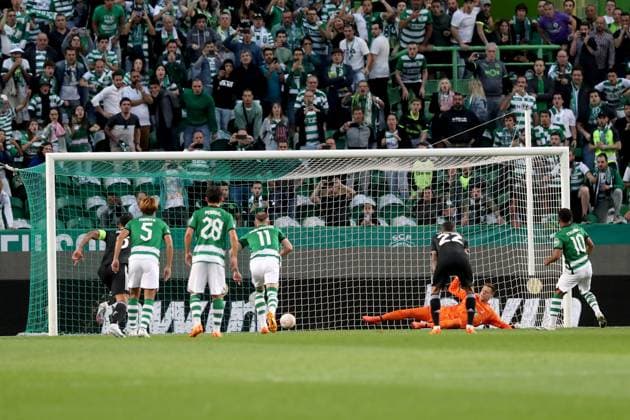 (230421) -- LISBON, April 21, 2023 -- Marcus Edwards (1st R) of Sporting CP shoots to score a penalty during the UEFA Europa League quarterfinal second leg match between Sporting CP and Juventus FC at Alvalade stadium in Lisbon, Portugal, on April 20, 2023. (Photo by Pedro Fiuza Xinhua) (SP)PORTUGAL-LISBON-FOOTBALL-UEFA EUROPA LEAGUE-SPORTING CP VS JUVENTUS PetroxFiuza 