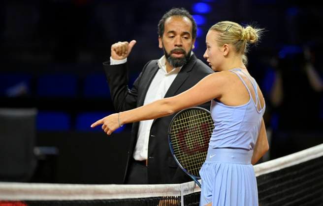 Anastasia Potapova RUS talking discussion with chair umpire referee referee cadre Nouni Tennis Women Porsche Cup Porsche Tennis Grand Prix GP Stuttgart 2023 quarterfinals Porsche Arena 21 04 2022 DFL REGULATES PROHIBIT ANY USE OF PHOTOGRAPHS AS IMAGE SEQUENCES AND OR QUASI VIDEO Porsche Tennis Grand Prix GP Stuttgart 2023