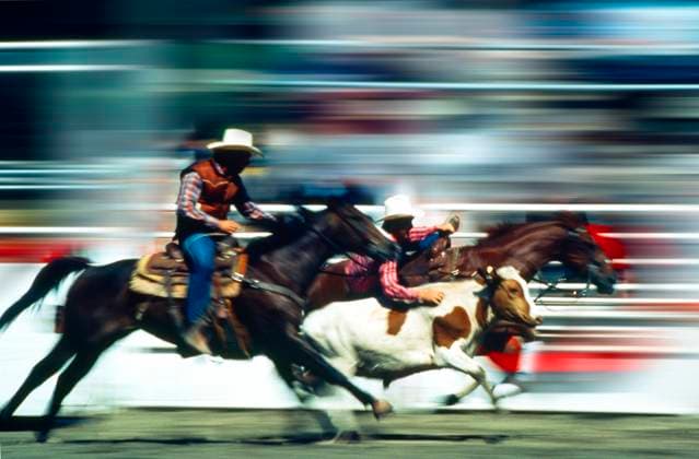 Die Calgary Stampede ist eine allährlich stattfindende Landwirtschaftsausstellung die vor über 100 Jahren eingerichtet wurde um die darbende Landwirtschaft zu unterstützen die Viehzüchter richteten wilde Rodeos ein viele Zuschauer kamen und bewunderten die Künste der Cowbos es waren so viele Zuschauer und Fans dass die Calgary Stampede als greatest outdoor-show on earth gefeiert wird *** The Calgary Stampede is an annual agricultural show that was established over 100 years ago to support the struggling agricultural industry the ranchers set up wild rodeos many spectators came and admired the skills of the cowboys there were so many spectators and fans that the Calgary Stampede is hailed as the greatest outdoor show on earth