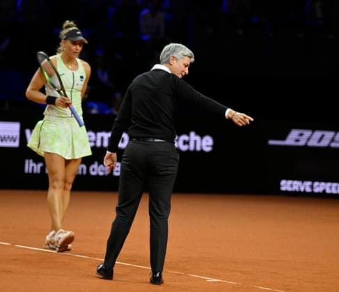 Chair umpire Referee Marija Cicak in conversation Discussion with Beatriz Haddad Maia BRA Tennis Women Porsche Cup Porsche Tennis Grand Prix GP Stuttgart 2023 Quarterfinals Porsche Arena 21 04 2022 DFL REGULATES PROHIBIT ANY USE OF PHOTOGRAPHS AS IMAGE SEQUENCES AND OR QUASI VIDEO Porsche Tennis Grand Prix GP Stuttgart 2023