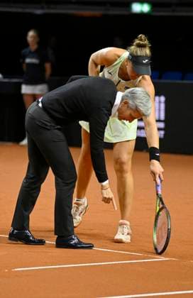Chair umpire Referee Marija Cicak in conversation Discussion with Beatriz Haddad Maia BRA Tennis Women Porsche Cup Porsche Tennis Grand Prix GP Stuttgart 2023 Quarterfinals Porsche Arena 21 04 2022 DFL REGULATES PROHIBIT ANY USE OF PHOTOGRAPHS AS IMAGE SEQUENCES AND OR QUASI VIDEO Porsche Tennis Grand Prix GP Stuttgart 2023