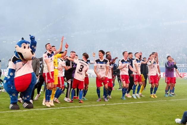 Sport Themen der Woche KW16 Sport Bilder des Tages 21.04.2023, xtgx, Fussball 2. Bundesliga, Hamburger SV - FC St. Pauli emspor, v.l. HSV Jubel ueber den Sieg, Jubel nach Spielende (DFL DFB REGULATIONS PROHIBIT ANY USE OF PHOTOGRAPHS as IMAGE SEQUENCES and or QUASI-VIDEO) Hamburg *** 21 04 2023, xtgx, football 2 Bundesliga, Hamburger SV FC St Pauli emspor, v l HSV cheering about the victory, cheering after the end of the game DFL DFB REGULATES PROHIBIT ANY USE OF PHOTOGRAPHS as IMAGE SEQUENCES and or QUASI VIDEO Hamburg