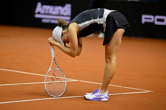 Iga Swiatek POL disappointed gesture gesture tennis ladies Porsche Cup Porsche Tennis Grand Prix GP Stuttgart 2023 quarterfinals Porsche Arena 21 04 2022 DFL REGULATES PROHIBIT ANY USE OF PHOTOGRAPHS AS IMAGE SEQUENCES AND OR QUASI VIDEO Porsche Tennis Grand Prix GP Stuttgart 2023