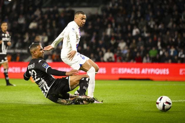 Kylian Mbappe (PSG) vs Cedric Hountondji (Angers) FOOTBALL : Angers vs PSG - Ligue1 - 21 04 2023 JBAutissier Panoramic 