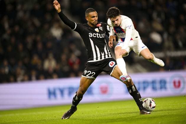 Fußball, SCO Angers - Paris St. Germain Vitinha (PSG) vs Cedric Hountondji (Angers) FOOTBALL : Angers vs PSG - Ligue1 - 21 04 2023 JBAutissier Panoramic 
