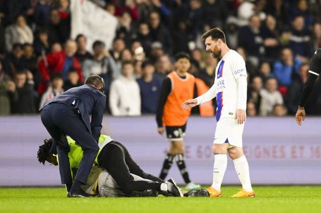 Fußball, SCO Angers - Paris St. Germain un supporters d Angers tente d obtenir le Maillot de Lionel Messi (PSG) et est arrete par la securite FOOTBALL : Angers vs PSG - Ligue1 - 21 04 2023 JBAutissier Panoramic 