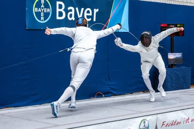 Bilder des Jahres 2023, Sport 04 April Sport Themen der Woche KW16 Sport Bilder des Tages Deutsche Meisterschaften Damen- und Herrendegen 2023; 22.04.2023 Direktausscheidung 32er Tableau: Fabian Herzberg (TSV Bayer 04 Leverkusen) rechts gegen Cedric Henry Fast (Bielefelder TG) links; Deutsche Meisterschaften Damen- und Herrendegen 2023 am 22.04.2023 in der Herbert-Gruenewald-Halle 8 9 in Leverkusen. *** German championships women and men epee 2023 22 04 2023 direct elimination 32er tableau Fabian Herzberg TSV Bayer 04 Leverkusen right against Cedric Henry Fast Bielefelder TG left German championships women and men epee 2023 on 22 04 2023 in the Herbert Gruenewald hall 8 9 in Leverkusen Copyright: xBEAUTIFULxSPORTS U.xFassbenderx