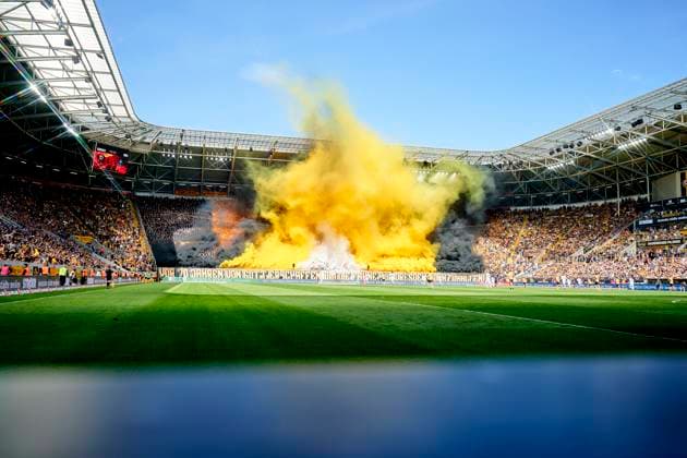 Bilder des Jahres 2023, Sport 04 April Sport Themen der Woche KW16 22.04.2023 - Fussball - Saison 2022 2023 - 3. Fussball - Bundesliga - 33. Spieltag: SG Dynamo Dresden - SV Waldhof Mannheim - Sportfoto Zink PeKo - regulations prohibit any use of photographs as image sequences and or quasi-video - only for editorial use - Choreo. Fans. Dresden. Tribüne. Pyro. Bengalo. Feuerwerk. *** 22 04 2023 football season 2022 2023 3 football Bundesliga 33 matchday SG Dynamo Dresden SV Waldhof Mannheim Sportfoto Zink PeKo regulations prohibit any use of photographs as image sequences and or quasi video only for editorial use Choreo Fans Dresden Tribüne Pyro Bengalo Feuerwerk dresden-mannheim_zink_peko