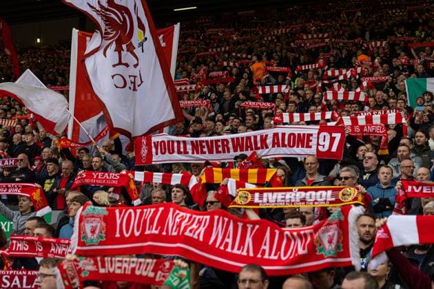 Football - FA Premier League - Liverpool FC v Nottingham Forest FC LIVERPOOL, ENGLAND - Saturday, April 22, 2023: Liverpool supporter sing You ll Never Walk Alone during the FA Premier League match between Liverpool FC and Nottingham Forest FC at Anfield. LIVERPOOL Anfield MERSEYSIDE ENGLAND  Copyright: xDavidxRawcliffex P2023-04-22-Liverpool_Notts_Forest-11