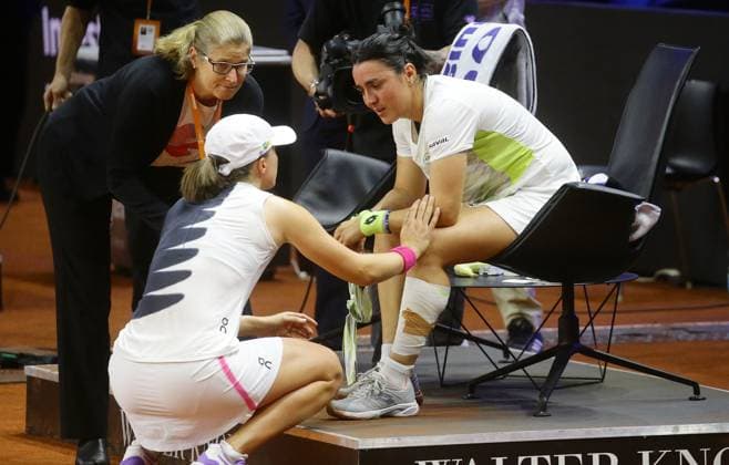 Stuttgart , Porsche Tennis Grand Prix , from left Iga Swiatek POL Ons Jabeur TUN after her retirement due to injury