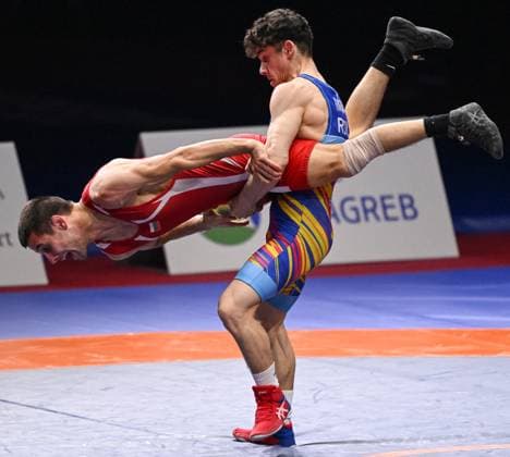 Bilder des Jahres 2023, Sport 04 April Sport Themen der Woche KW16 Sport Bilder des Tages European Wrestling Championship ZAGREB, CROATIA APRIL 22: Stefan Hristov Grigorov of Bulgaria (red) competes against Denis Florin Mihai of Romania (blue) during Mens s Greco-Roman 55 kg weight Senior European Wrestling Championship bronze medal match on April 22, 2023, at Arena Zagreb in Zagreb, Croatia. Pixsell MBxMedia