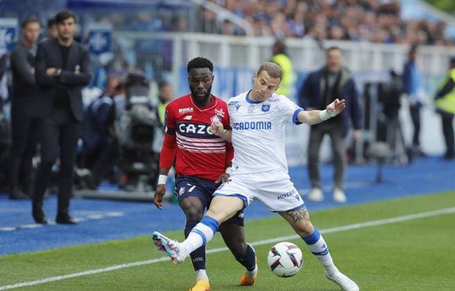 RECORD DATE NOT STATED (Auxerre) Gauthier Hein (Lille) Jonathan Bamba Football : Auxerre vs Lille - Ligue 1 - 22 04 2023 StephanieGrossetete Panoramic 